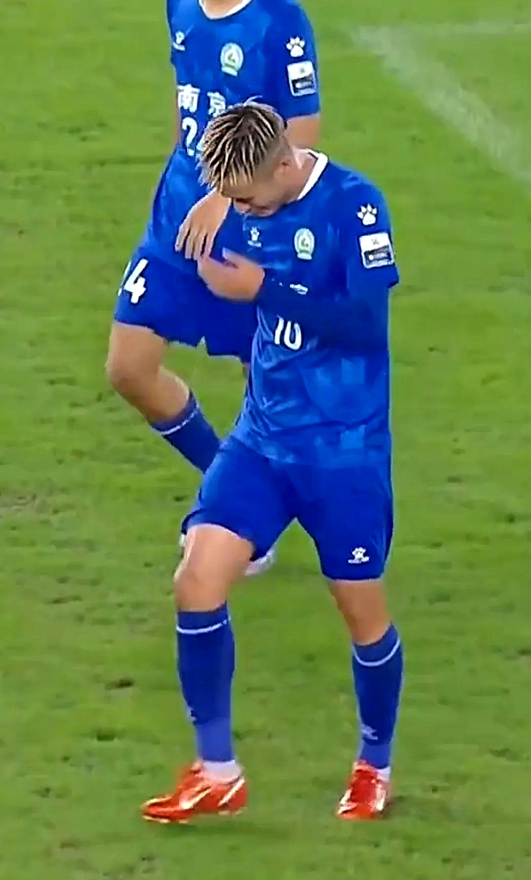 星空体育-赛地聚焦——法国杯清晨热度飙升，费耶诺德完成体检，赛场秩序良好，身体对抗强度拉满的简单介绍-星空体育